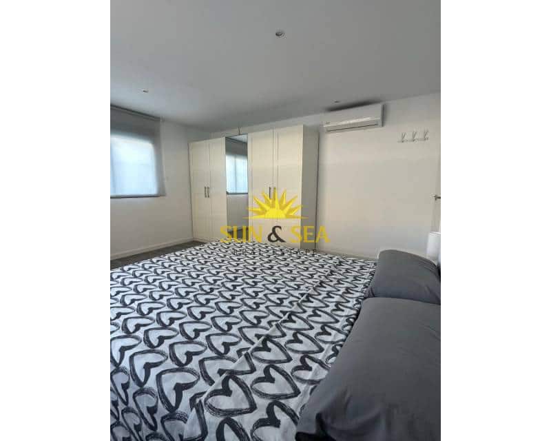 2 makuuhuone Bungalow vuokrattavana paikassa Torrevieja mukana uima-altaan 
autotalli - 1 200 € (Ref: 9447300)