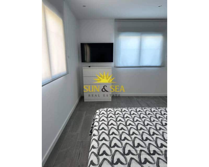 2 makuuhuone Bungalow vuokrattavana paikassa Torrevieja mukana uima-altaan 
autotalli - 1 200 € (Ref: 9447300)