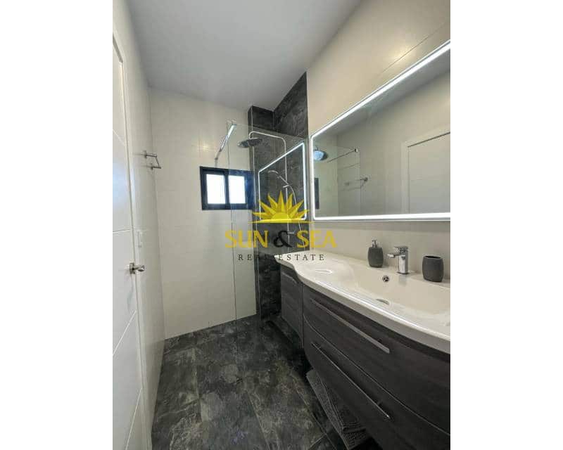 2 makuuhuone Bungalow vuokrattavana paikassa Torrevieja mukana uima-altaan 
autotalli - 1 200 € (Ref: 9447300)