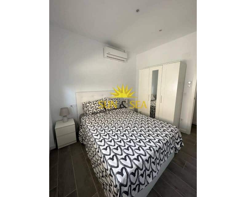 2 makuuhuone Bungalow vuokrattavana paikassa Torrevieja mukana uima-altaan 
autotalli - 1 200 € (Ref: 9447300)