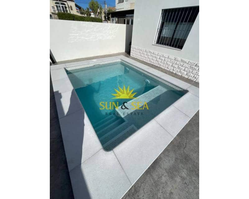 2 makuuhuone Bungalow vuokrattavana paikassa Torrevieja mukana uima-altaan 
autotalli - 1 200 € (Ref: 9447300)