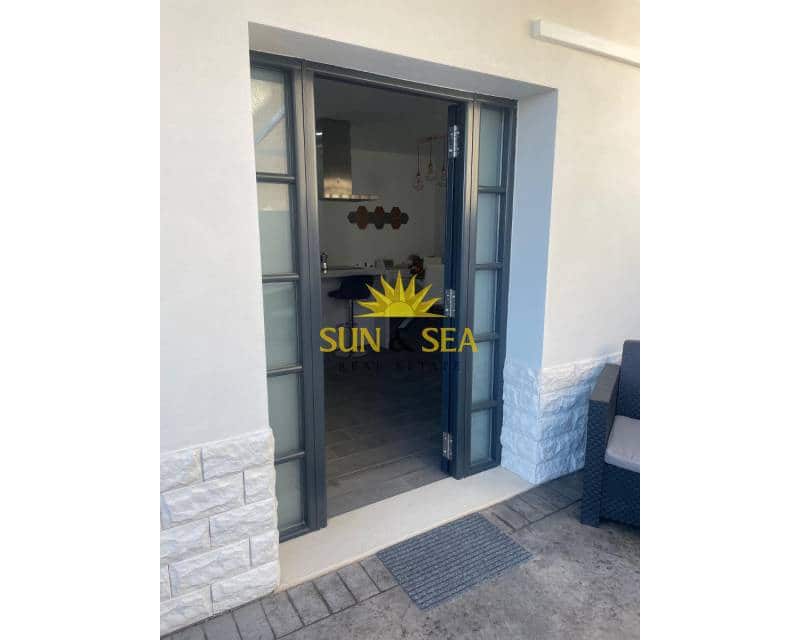 2 makuuhuone Bungalow vuokrattavana paikassa Torrevieja mukana uima-altaan 
autotalli - 1 200 € (Ref: 9447300)