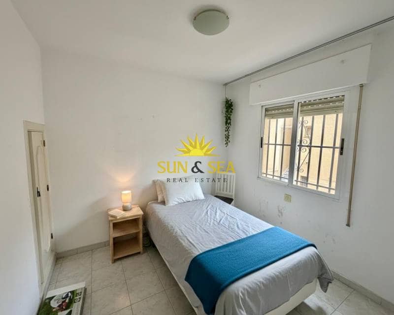 3 soveværelse Penthouse til leje i Torrevieja med swimmingpool - € 900 (Ref: 9450902)