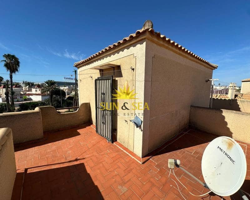 3 soveværelse Penthouse til leje i Torrevieja med swimmingpool - € 900 (Ref: 9450902)