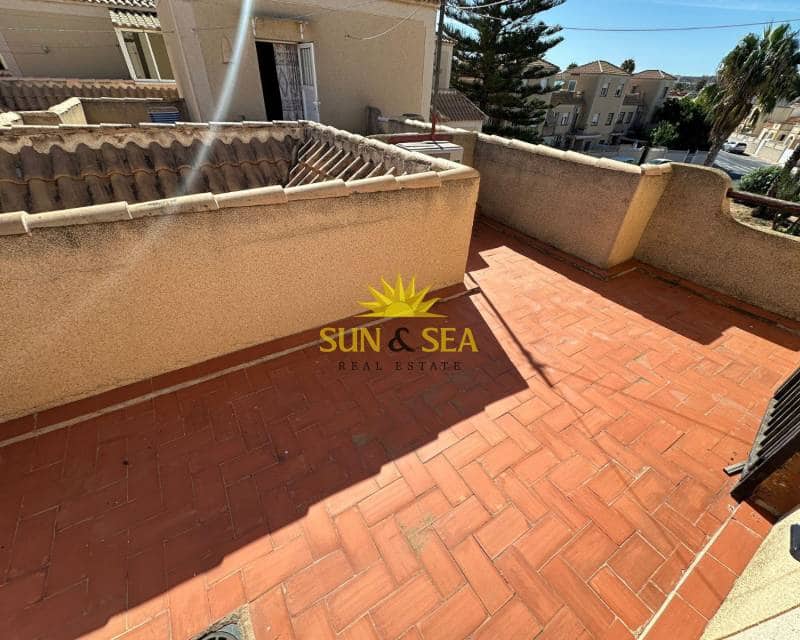 3 soveværelse Penthouse til leje i Torrevieja med swimmingpool - € 900 (Ref: 9450902)