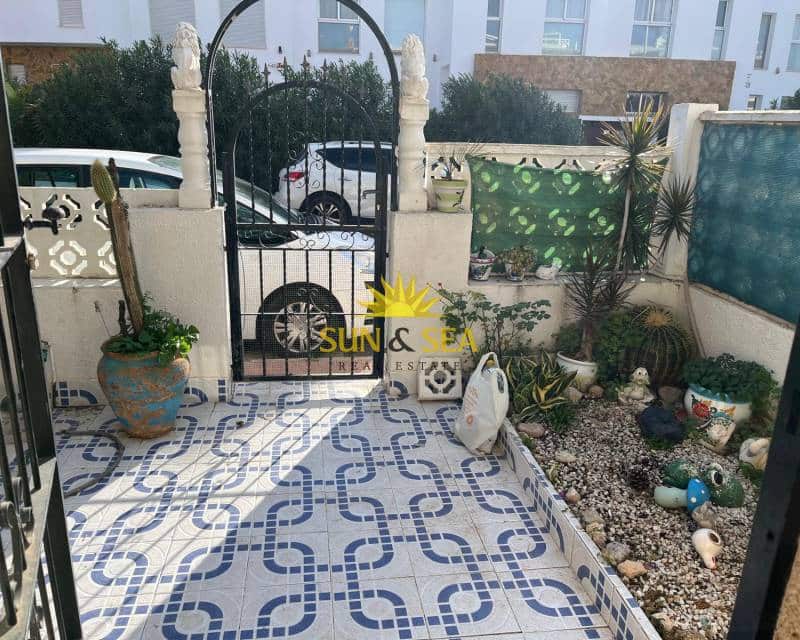 2 soveværelse Lejlighed til leje i Torrevieja - € 800 (Ref: 9451516)