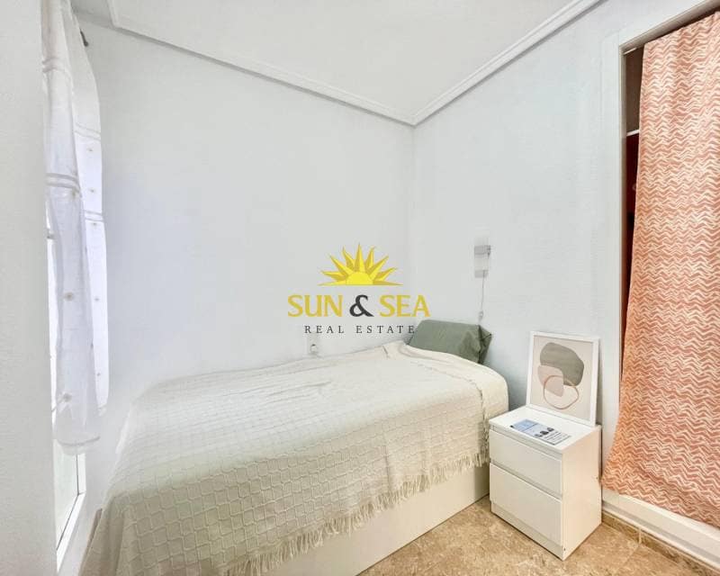 2 sovrum Lägenhet att hyra i Torrevieja med pool - 950 € (Ref: 9453559)