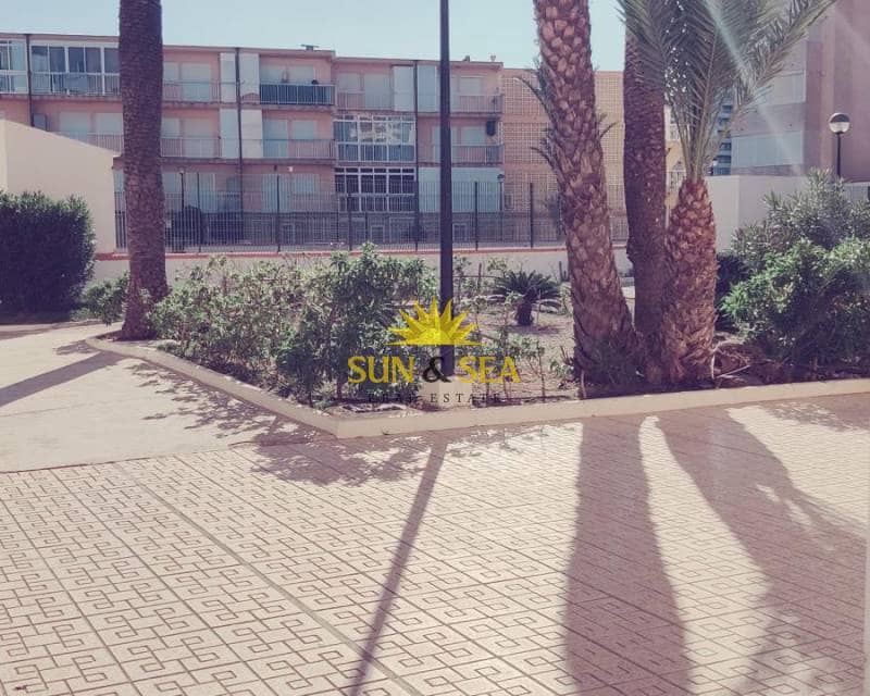 Apartamento de 2 habitaciones en La Manga del Mar Menor en alquiler con piscina - 750 € (Ref: 9460710)