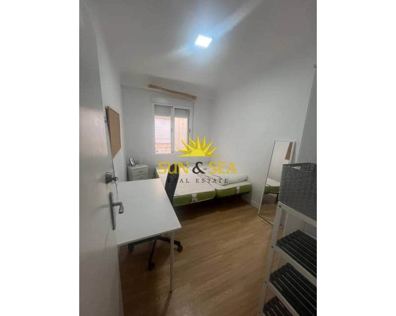 Appartement de 4 chambres à louer à Elche / Elx - 950 € (Ref: 9467781)