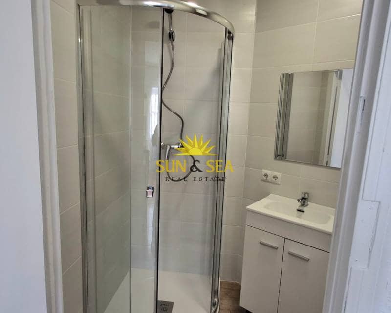 2 slaapkamer Appartement te huur in Alicante stad - € 900 (Ref: 9469930)