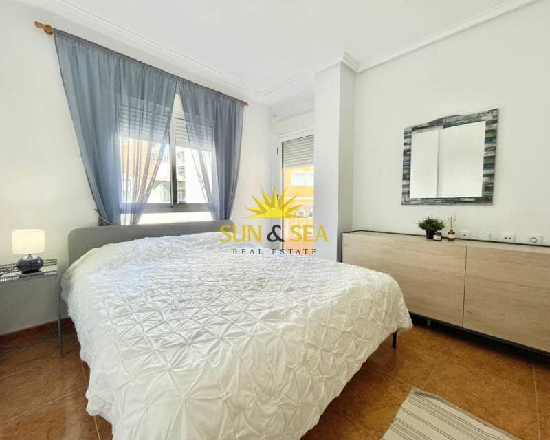 Apartamento de 2 habitaciones en Torrevieja en alquiler - 750 € (Ref: 9471285)