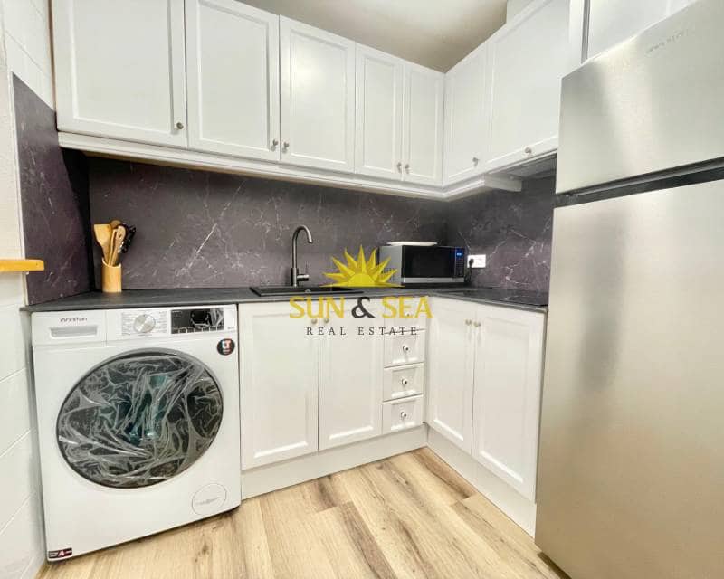 Estudio de 1 habitación en Torrevieja en alquiler con piscina - 700 € (Ref: 9479261)