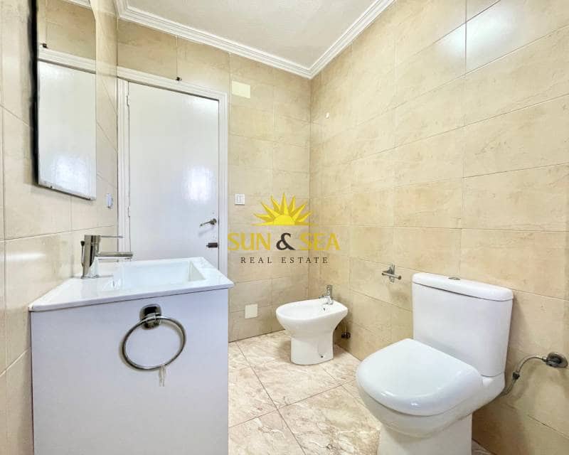 3 bedroom Apartment for rent in Torrevieja with pool - € 800 (Ref: 9479262)