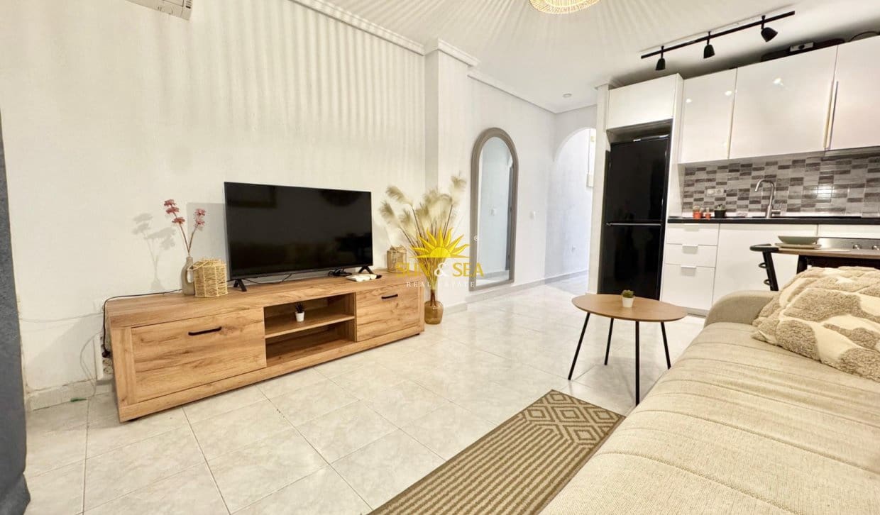 Casa de 2 habitaciones en Ciudad Quesada en alquiler con piscina - 850 € (Ref: 9493852)