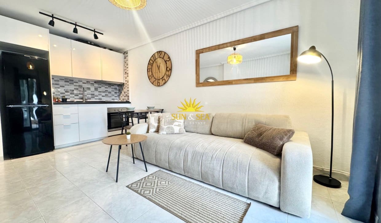 Casa de 2 habitaciones en Ciudad Quesada en alquiler con piscina - 850 € (Ref: 9493852)