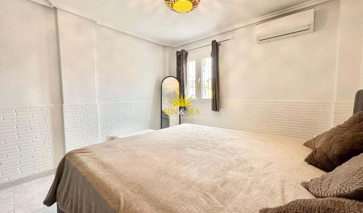 Casa de 2 habitaciones en Ciudad Quesada en alquiler con piscina - 850 € (Ref: 9493852)