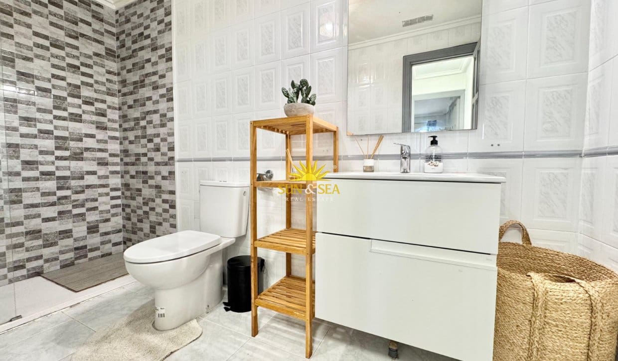 Casa de 2 habitaciones en Ciudad Quesada en alquiler con piscina - 850 € (Ref: 9493852)