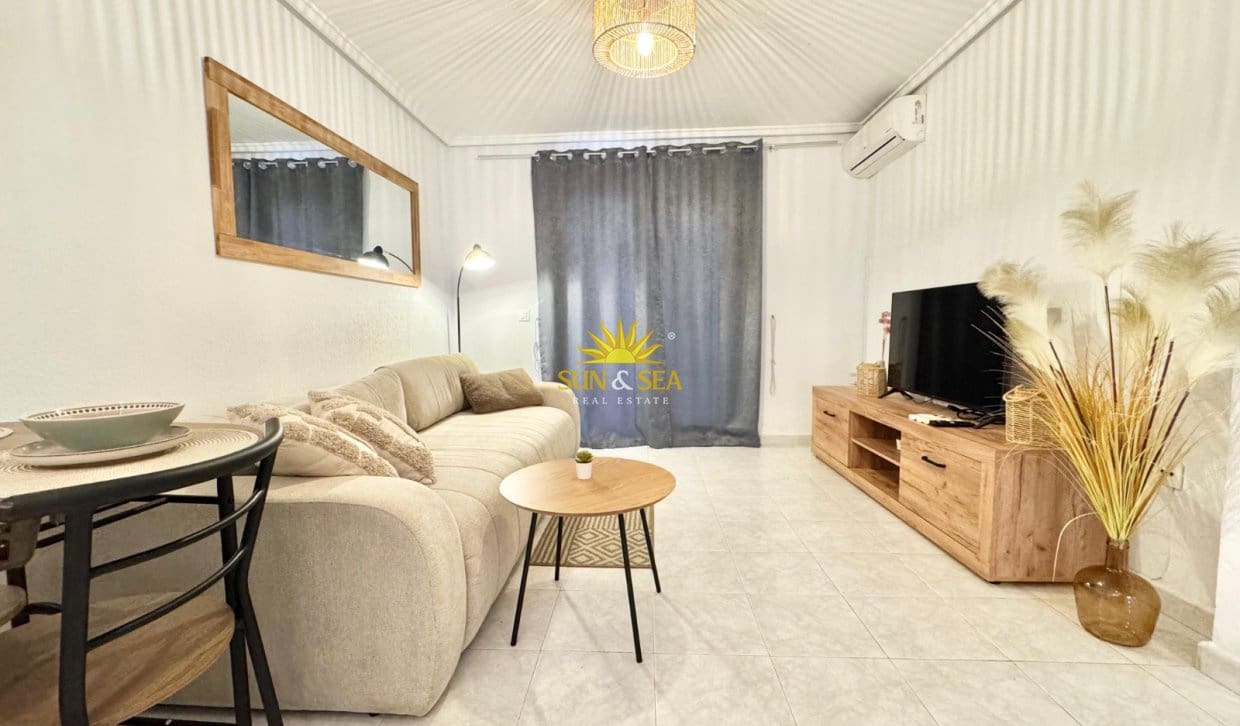 Casa de 2 habitaciones en Ciudad Quesada en alquiler con piscina - 850 € (Ref: 9493852)