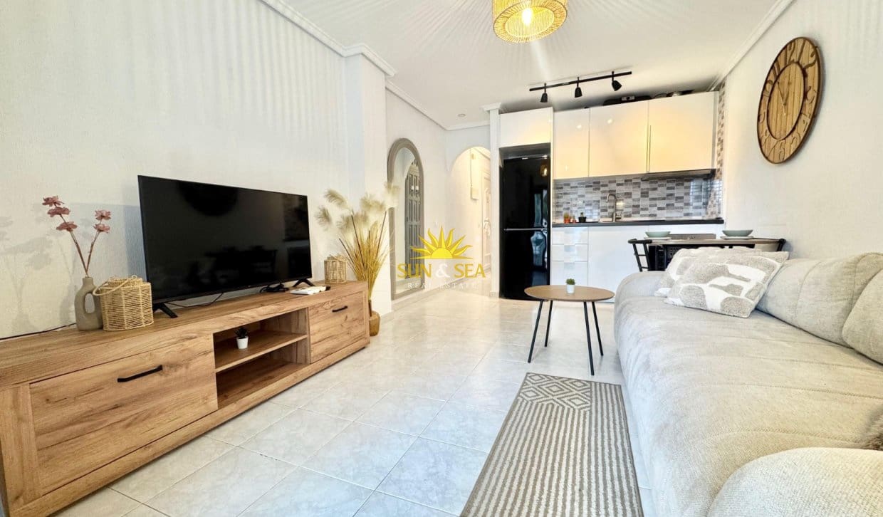 Casa de 2 habitaciones en Ciudad Quesada en alquiler con piscina - 850 € (Ref: 9493852)