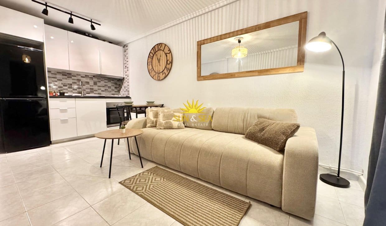 Casa de 2 habitaciones en Ciudad Quesada en alquiler con piscina - 850 € (Ref: 9493852)