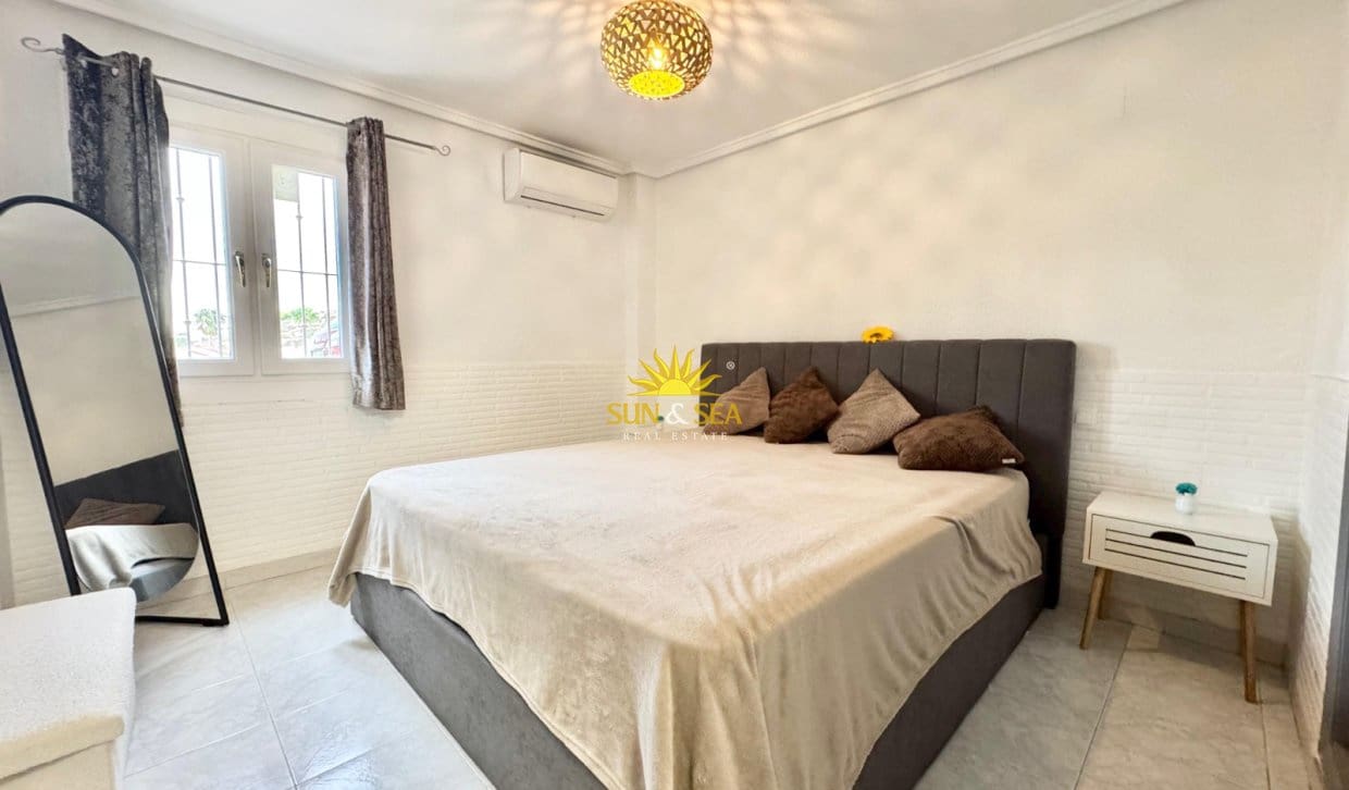 Casa de 2 habitaciones en Ciudad Quesada en alquiler con piscina - 850 € (Ref: 9493852)