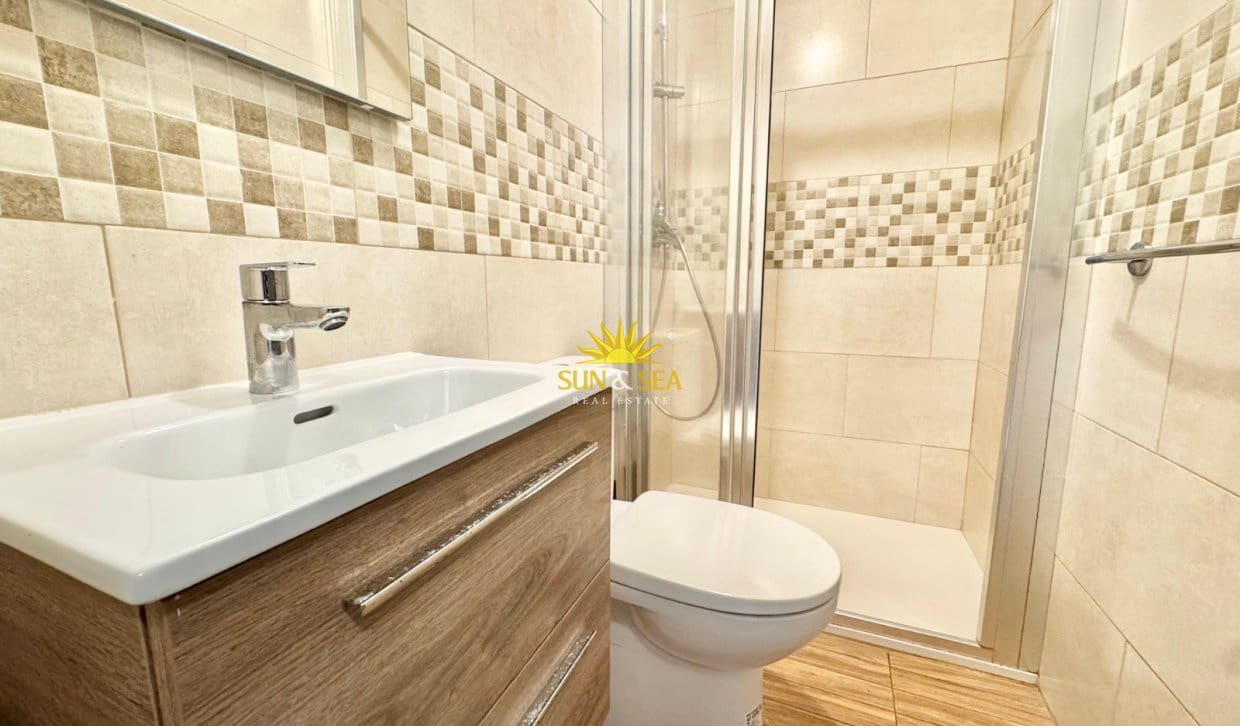 Casa de 2 habitaciones en Ciudad Quesada en alquiler con piscina - 850 € (Ref: 9493852)