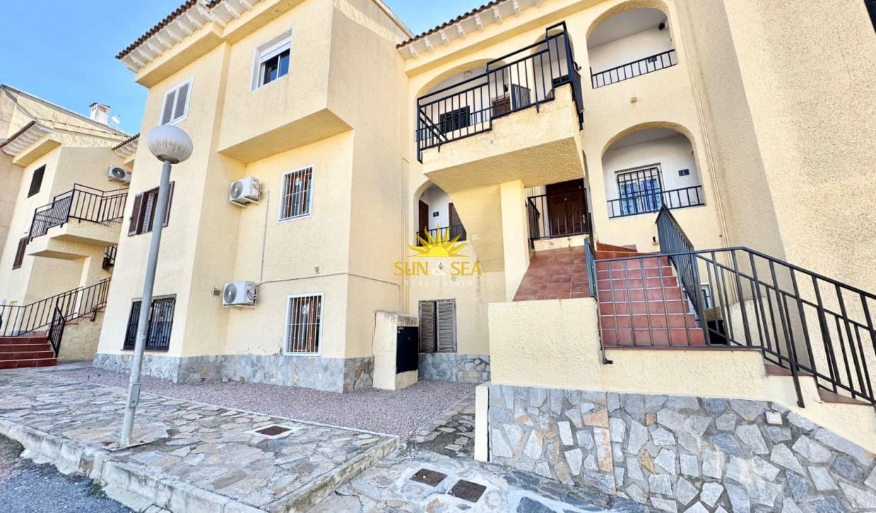 Casa de 2 habitaciones en Ciudad Quesada en alquiler con piscina - 850 € (Ref: 9493852)