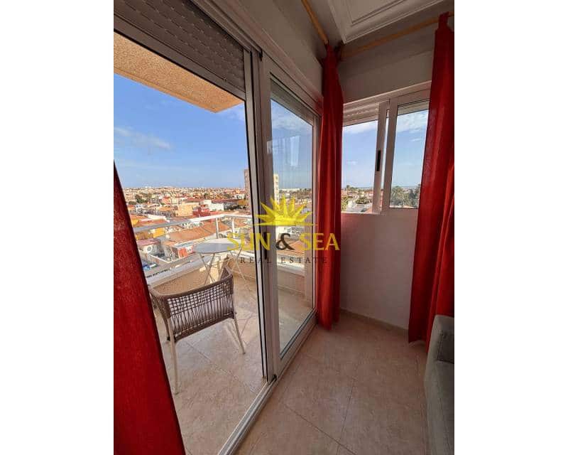 2 soveværelse Lejlighed til leje i Torrevieja med swimmingpool - € 850 (Ref: 9496619)