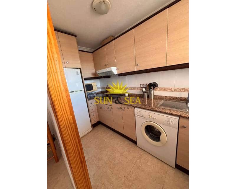 2 soveværelse Lejlighed til leje i Torrevieja med swimmingpool - € 850 (Ref: 9496619)