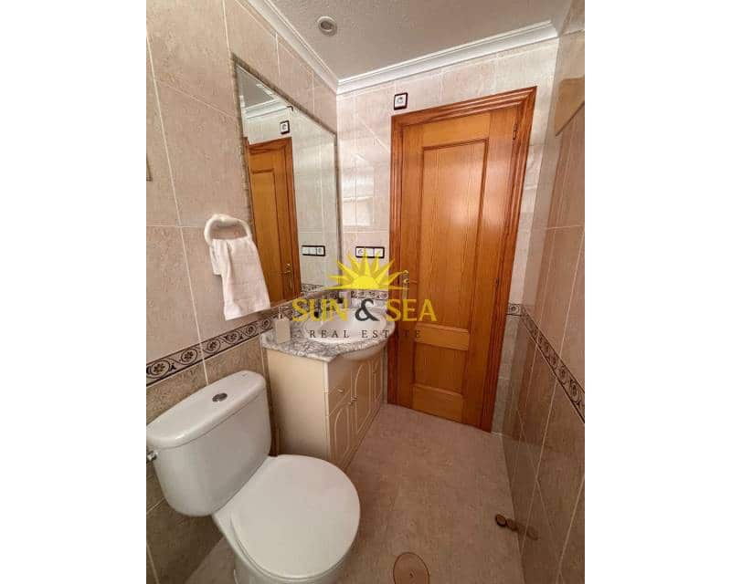 2 soveværelse Lejlighed til leje i Torrevieja med swimmingpool - € 850 (Ref: 9496619)