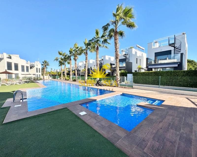 3 chambre Villa/Maison à vendre à Punta Prima avec piscine garage - 440 000 € (Ref: 9500623)