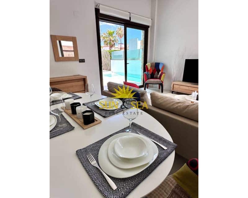 Villa/Maison de 2 chambres à louer à Orihuela Costa avec piscine - 2 300 € (Ref: 9506931)