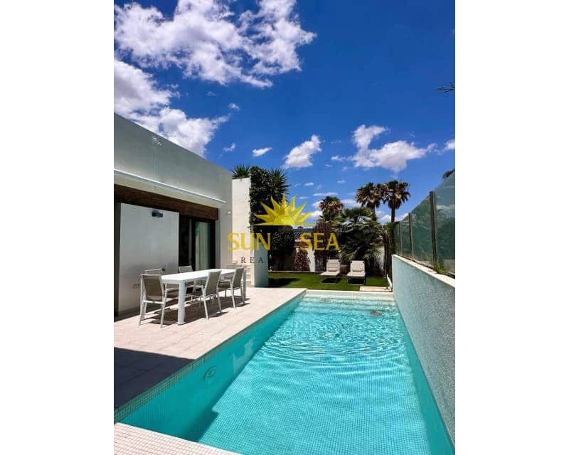 Villa/Maison de 2 chambres à louer à Orihuela Costa avec piscine - 2 300 € (Ref: 9506931)