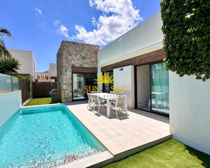 Villa/Maison de 2 chambres à louer à Orihuela Costa avec piscine - 2 300 € (Ref: 9506931)