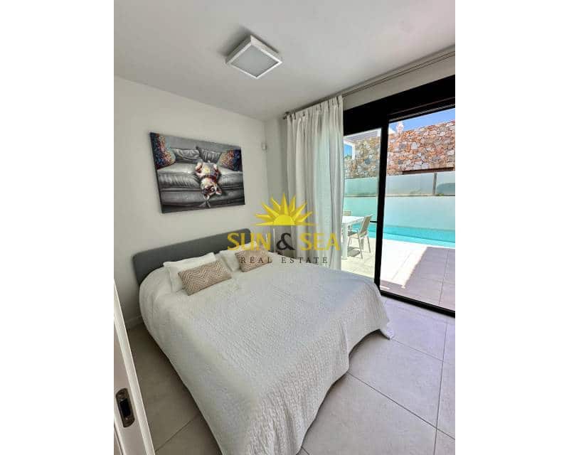 Villa/Maison de 2 chambres à louer à Orihuela Costa avec piscine - 2 300 € (Ref: 9506931)