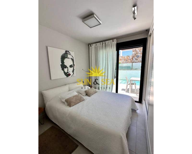 Villa/Maison de 2 chambres à louer à Orihuela Costa avec piscine - 2 300 € (Ref: 9506931)