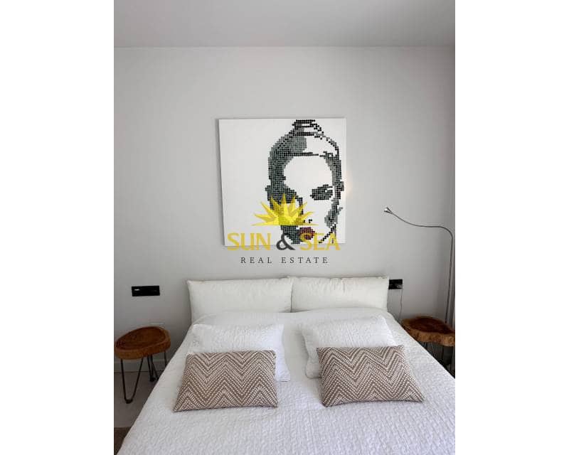 Villa/Maison de 2 chambres à louer à Orihuela Costa avec piscine - 2 300 € (Ref: 9506931)