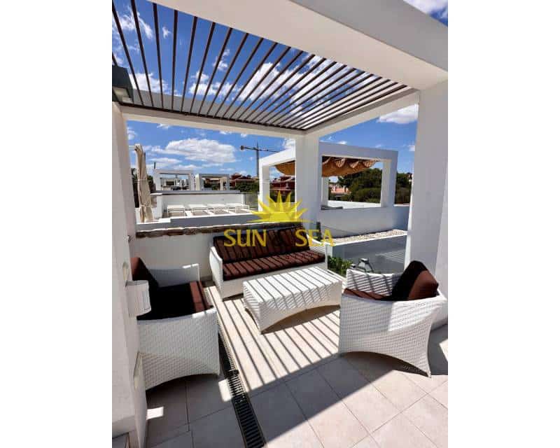 Villa/Maison de 2 chambres à louer à Orihuela Costa avec piscine - 2 300 € (Ref: 9506931)