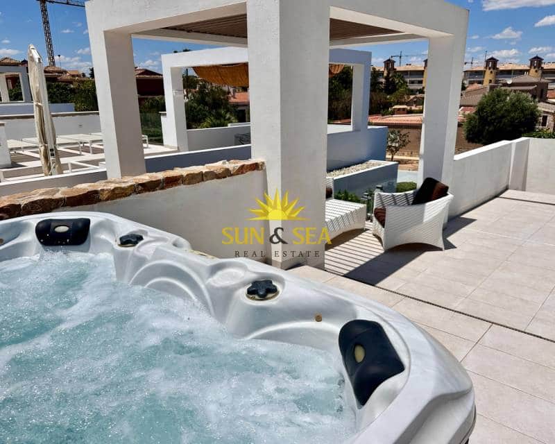 Villa/Maison de 2 chambres à louer à Orihuela Costa avec piscine - 2 300 € (Ref: 9506931)