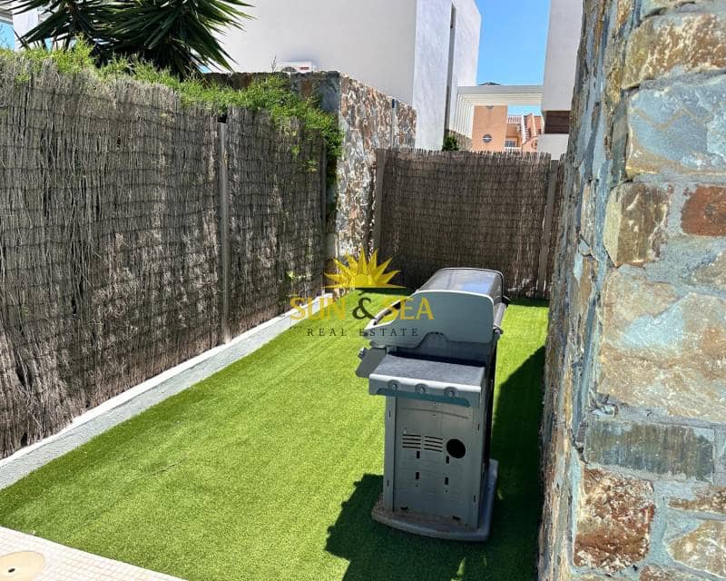 Villa/Maison de 2 chambres à louer à Orihuela Costa avec piscine - 2 300 € (Ref: 9506931)