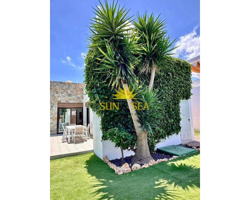 Villa/Maison de 2 chambres à louer à Orihuela Costa avec piscine - 2 300 € (Ref: 9506931)