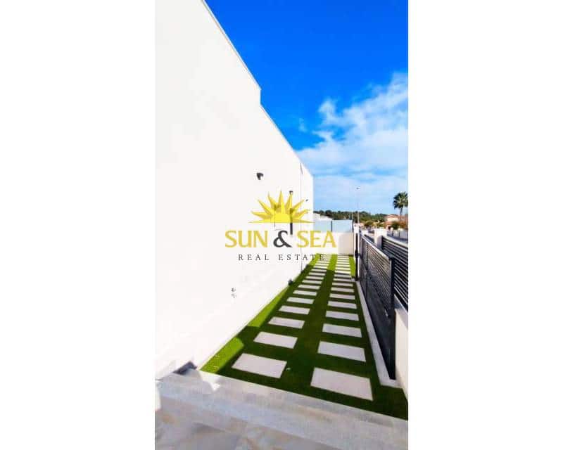 Chalet de 3 habitaciones en Pinar de Campoverde en venta con piscina - 437.800 € (Ref: 9525628)