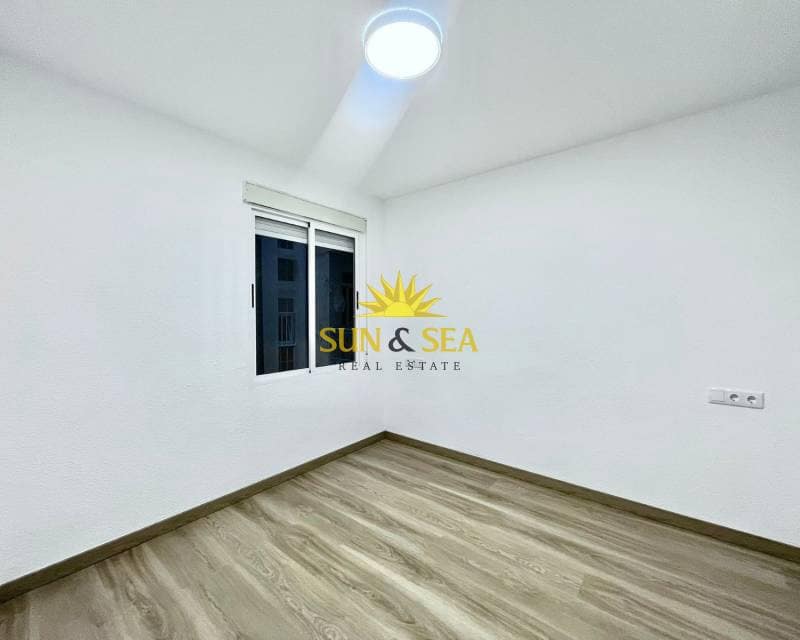 Appartement de 4 chambres à louer à Torrevieja avec garage - 1 500 € (Ref: 9529031)