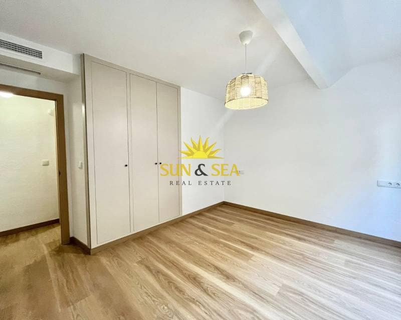 Appartement de 4 chambres à louer à Torrevieja avec garage - 1 500 € (Ref: 9529031)