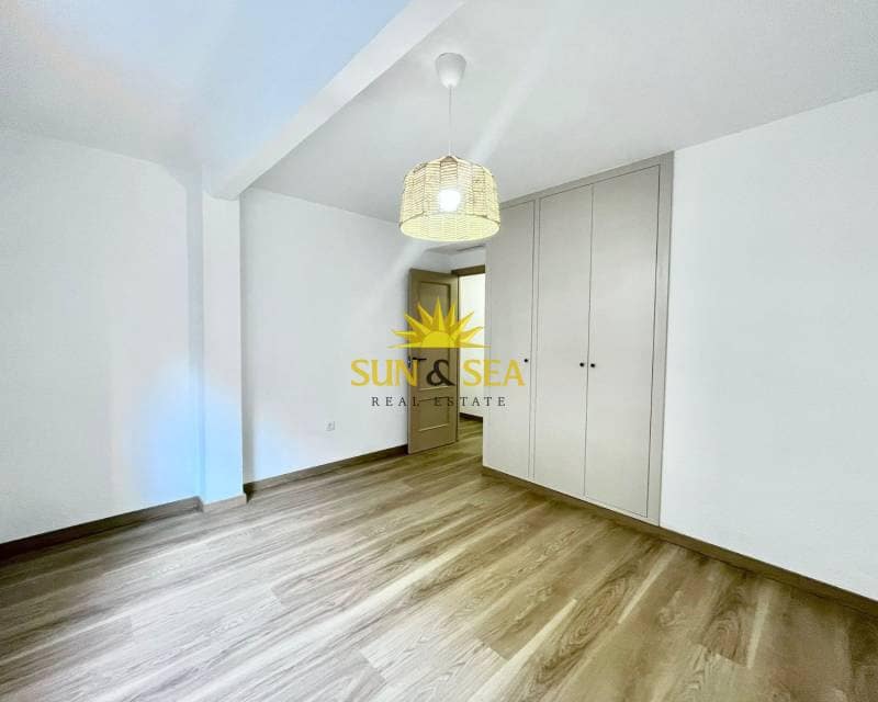 Appartement de 4 chambres à louer à Torrevieja avec garage - 1 500 € (Ref: 9529031)