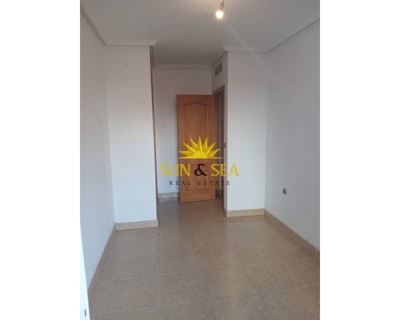 3 sovrum Lägenhet att hyra i Torrevieja - 800 € (Ref: 9541885)