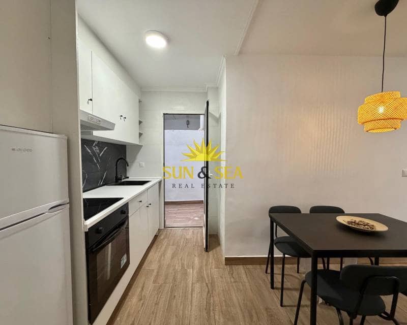 1 slaapkamer Appartement te huur in Torrevieja - € 700 (Ref: 9547250)