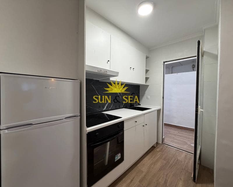 1 slaapkamer Appartement te huur in Torrevieja - € 700 (Ref: 9547250)