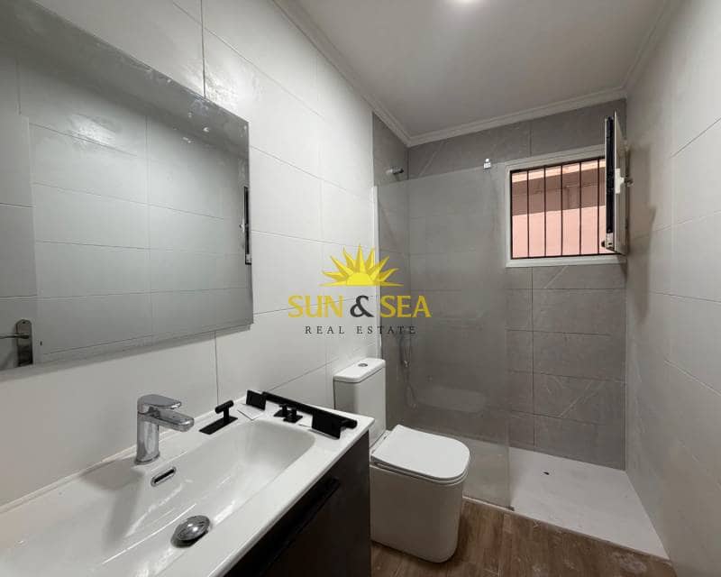 1 slaapkamer Appartement te huur in Torrevieja - € 700 (Ref: 9547250)