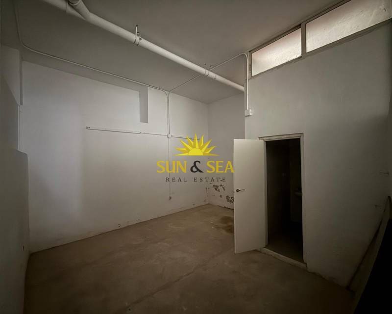 1 soveværelse Erhverv til leje i Torrevieja - € 1.300 (Ref: 9553161)